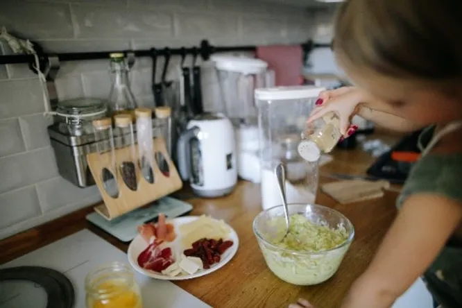 Apprendre à cuisiner à l’école pour lutter contre l’inflation : bonne idée ?