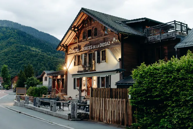 ARŪḌHA- Auberge des Gorges