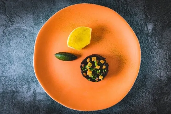 Paleron de bœuf confit, pulpe d’épinards & rave glacée à l’huile d’olive