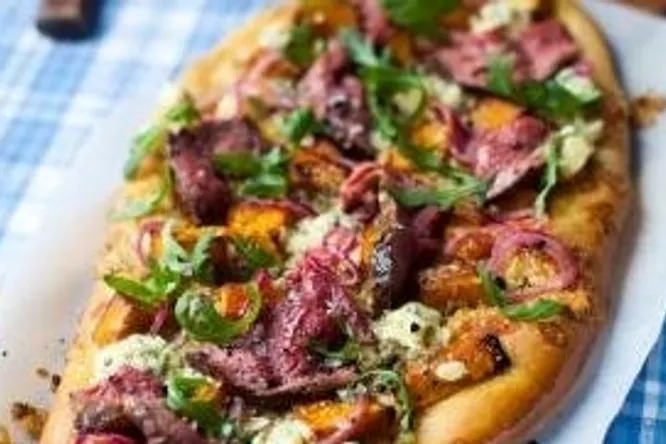 PIZZA AU CASHEL BLUE, COURGE, OIGNONS MARINÉS ET ROSBIF IRLANDAIS SAIGNANT