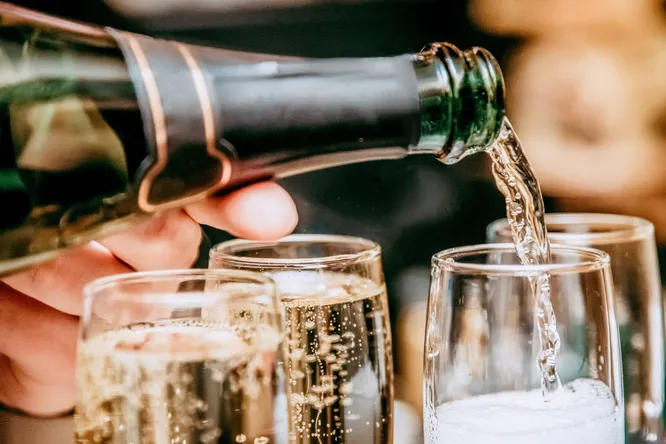 Connaissez-vous l’histoire derrière cette tradition autour du champagne ?