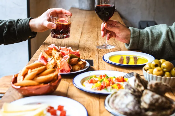 More is better: ten Parisian tables where plates are shared