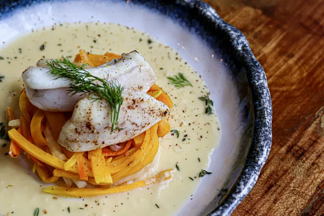 Joue de lotte, bouillon coco et spaghettis de légumes