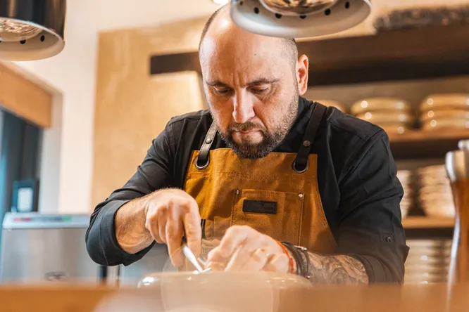 Julien Allano fait vibrer Bonnieux avec quatre nouvelles adresses gourmandes