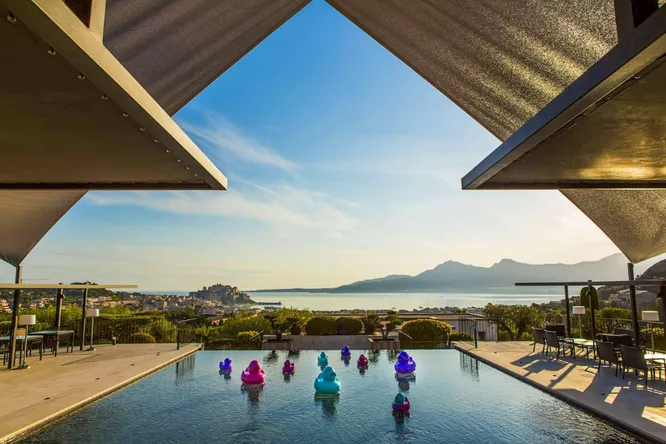Hotels with infinity pools: where to dive into luxury?