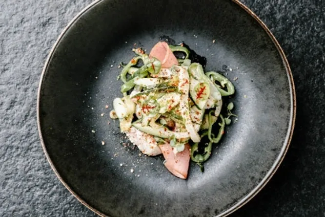Crudo d’encornet de ligne, concombre pickles, piment doux, vinaigrette moutarde