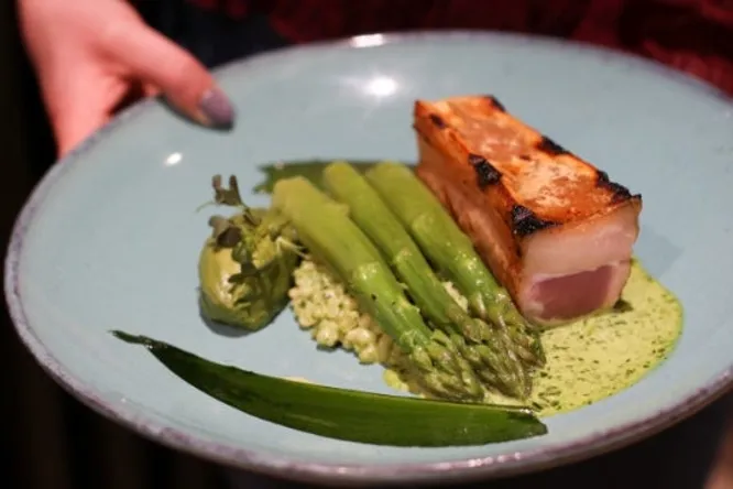 Échine de cochon, orge, asperges & égopode