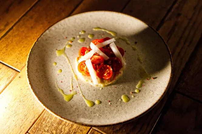 Tarator d'amandes, tomates cerises, pickles de radis noir