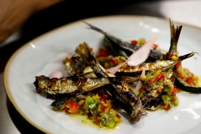 Sardines grillées, courgette, condiment poivron, sauce vierge