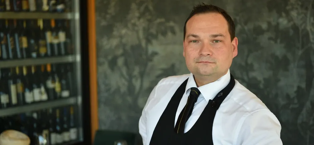 What are the qualities of a top sommelier and waiter?