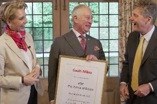 Princ Charles dobio nagradu “Gourmet of the Year 2023”, te Karla i Martinu Hohenlohe - urednike Gault&Millau Austria - ugostio na svom imanju u Cornwallu