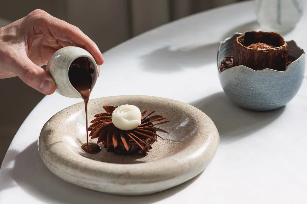 Fleur De Cacao Amer Rafraîchie De Sa Pulpe, Mousse Légère Au Grué De Cacao
