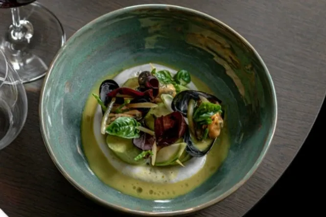 Coquillages & courgettes purée d’amandes douces, vinaigrette curry-estragon