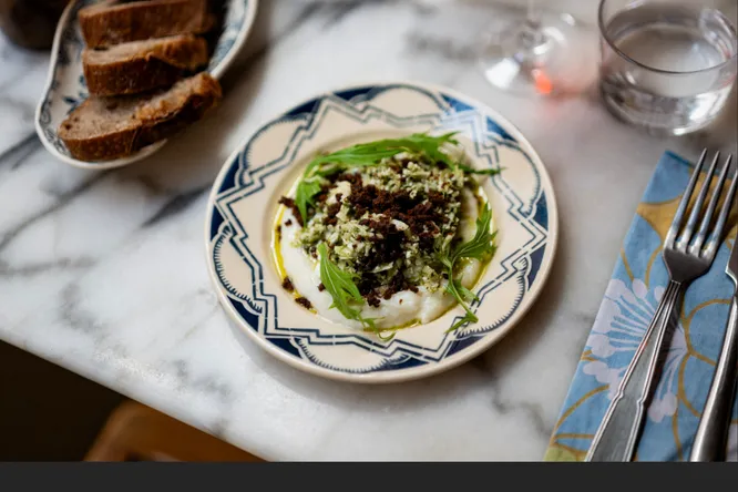 Taboulé de chou-fleur, cervelle de canut, chapelure de merguez